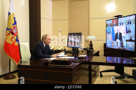 Mosca, Russia. 24th Mar 2022. Il presidente russo Vladimir Putin presiede una riunione del gabinetto con i funzionari governativi tramite videoconferenza dalla residenza ufficiale dello Stato a Novo-Ogaryovo, 23 marzo 2022, fuori Mosca, Russia. Credit: Mikhael Klimentyev/Kremlin Pool/Alamy Live News Foto Stock