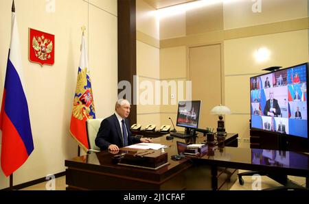 Mosca, Russia. 24th Mar 2022. Il presidente russo Vladimir Putin presiede un incontro con i membri del consiglio di sicurezza russo tramite videoconferenza dalla residenza ufficiale dello Stato a Novo-Ogaryovo, 24 marzo 2022 fuori Mosca, Russia. Credit: Mikhael Klimentyev/Kremlin Pool/Alamy Live News Foto Stock