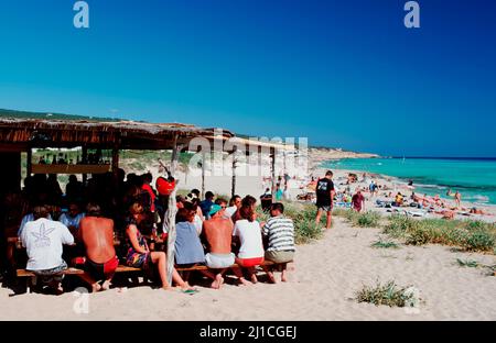Playa Migjorn e Beach club Piratenbus, Formentera, Isole Baleari, Spagna, Europa Foto Stock