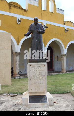 IZAMAL, YUCATAN, MESSICO - 31 OTTOBRE 2016 la città delle colline statua commemorando Papa Giovanni Paolo II visita t Izamal nel mese di agosto 1993 Foto Stock