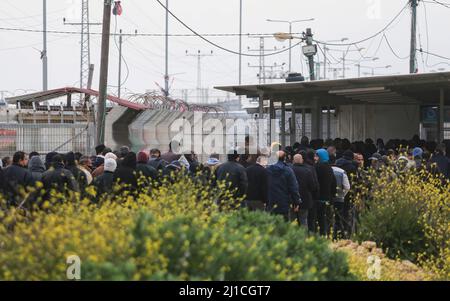 20 marzo 2022, Gaza, Palestina: Gli operai palestinesi partono dalla parte palestinese alla parte israeliana a Beit Hanun, nella striscia settentrionale di Gaza, attraverso l'attraversamento di Erez. Gli operai palestinesi lasciano Beit Hanun nella striscia settentrionale di Gaza attraverso il valico di Erez per andare a lavorare in Israele, le autorità israeliane hanno detto che la settimana scorsa saranno ammessi altri 2.000 gazani in Israele a lavorare, portando il totale delle autorizzazioni a 12.000. Questo è in accordo con l'intesa tra Hamas e Israele che è stata sponsorizzata da Egitto e Qatar dopo la guerra scoppiata nel maggio 2021, tra Israele e ha Foto Stock