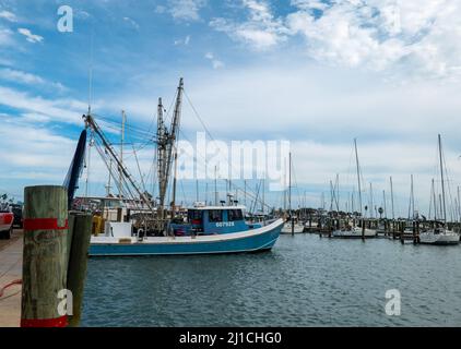 ROCKPORT, TX - 3 FEB 2020: Imbarcazione commerciale per gamberetti e altre navi ormeggiate in un porto turistico. Foto Stock