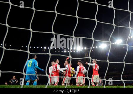 LONDRA, INGHILTERRA - 7 MARZO 2017: I giocatori dell'Arsenal discutono con l'arbitro durante la seconda tappa della UEFA Champions League Round del 16 tra l'Arsenal FC e il Bayern Munchen all'Emirates Stadium. Copyright: Cosmin Iftode/Picstaff Foto Stock