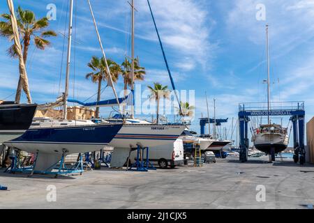 Vista dal porto della città di Fuengirola. Area Promenade con ristoranti e bar, barche e yacht ancorati proprio di fronte ai ristoranti. Foto Stock