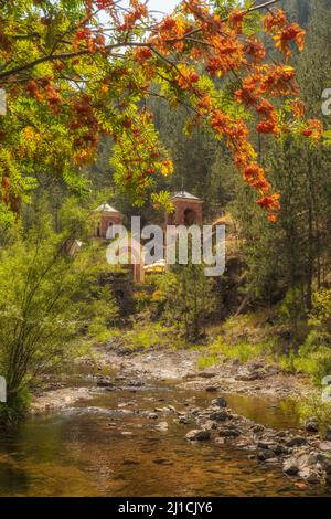 Piccola chiesa ortodossa con meravigliosa natura in colori autunnali. Foto Stock