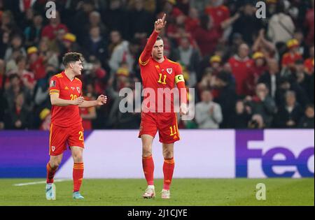 Gareth Bale (a destra) del Galles festeggia con Daniel James dopo aver segnato il primo goal della partita da un calcio libero durante la partita di semifinale dei qualificatori della Coppa del mondo FIFA al Cardiff City Stadium di Cardiff. Data foto: Giovedì 24 marzo 2022. Foto Stock