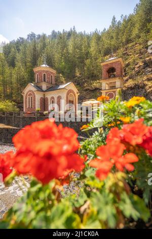 Piccola chiesa ortodossa con meravigliosa natura in colori autunnali. Foto Stock