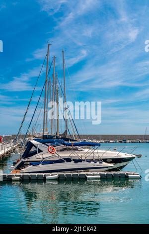 Vista dal porto della città di Fuengirola. Area Promenade con ristoranti e bar, barche e yacht ancorati proprio di fronte ai ristoranti. Foto Stock