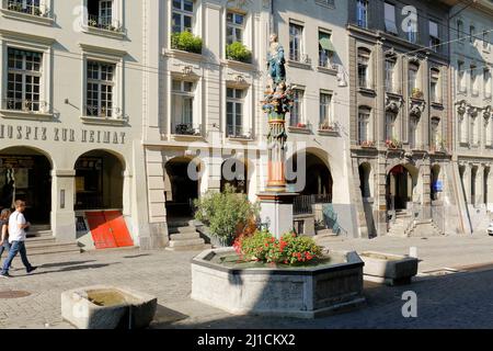 Berna, Svizzera - 13 settembre 2015: Fontana di giustizia nella via più visitata della città vecchia. E' una fontana del 16th secolo ed è elencata come Foto Stock