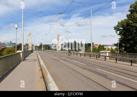 Berna, Svizzera - 13 settembre 2015: Inaugurazione del ponte sul fiume Aare (Kornhausbrucke) che collega Kornhausplatz nella città vecchia a Victoria Square Foto Stock