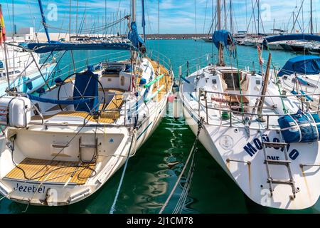 Vista dal porto della città di Fuengirola. Area Promenade con ristoranti e bar, barche e yacht ancorati proprio di fronte ai ristoranti. Foto Stock