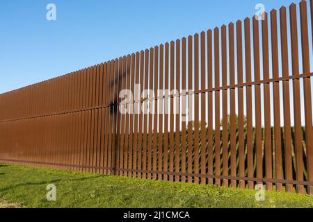 Il muro di confine tra Stati Uniti e Messico vicino a Brownsville, Texas, alla luce del tardo pomeriggio. Vista dal lato del Texas della parete. Foto Stock