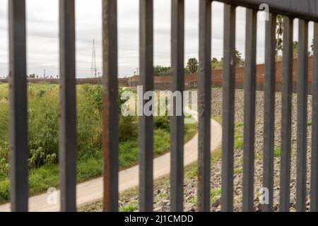 Il muro di confine tra Stati Uniti e Messico a Brownsville, Texas. Vista dal lato del Texas della parete. Foto Stock