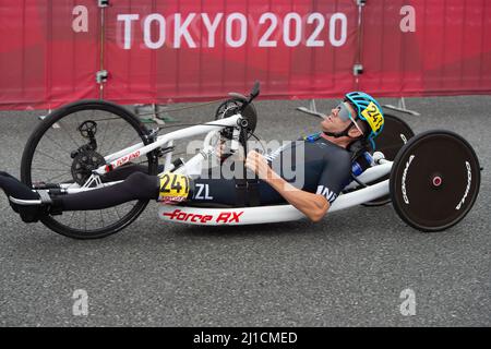 Un paracicista neozelandese compete durante i Giochi Paralimpici di Tokyo del 2020. Foto Stock