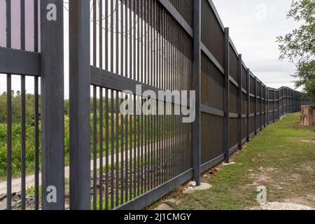 Il muro di confine tra Stati Uniti e Messico a Brownsville, Texas. Vista dal lato del Texas della parete. Foto Stock