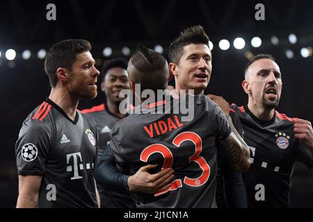 LONDRA, INGHILTERRA - 7 MARZO 2017: Arturo Vidal, Franck Ribery e Xabi Alonso festeggiano con Robert Lewandowski (C) dopo aver segnato un gol durante la seconda tappa del torneo UEFA Champions League Round del 16 tra l'Arsenal FC e il Bayern Munchen all'Emirates Stadium. Copyright: Cosmin Iftode/Picstaff Foto Stock