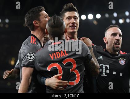 LONDRA, INGHILTERRA - 7 MARZO 2017: Arturo Vidal, Franck Ribery e Xabi Alonso festeggiano con Robert Lewandowski (C) dopo aver segnato un gol durante la seconda tappa del torneo UEFA Champions League Round del 16 tra l'Arsenal FC e il Bayern Munchen all'Emirates Stadium. Copyright: Cosmin Iftode/Picstaff Foto Stock