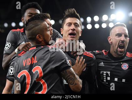 LONDRA, INGHILTERRA - 7 MARZO 2017: Arturo Vidal (L), Franck Ribery (L) festeggia con Robert Lewandowski (C) dopo aver segnato un gol durante la seconda tappa del torneo UEFA Champions League Round del 16 tra l'Arsenal FC e il Bayern Munchen all'Emirates Stadium. Copyright: Cosmin Iftode/Picstaff Foto Stock