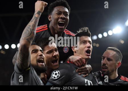 LONDRA, INGHILTERRA - 7 MARZO 2017: Arturo Vidal (L), David Alaba (TOP) e Xabi Alonso (C) festeggiano con Robert Lewandowski (R) dopo aver segnato un gol durante la seconda tappa della partita UEFA Champions League Round del 16 tra Arsenal FC e Bayern Munchen all'Emirates Stadium. Copyright: Cosmin Iftode/Picstaff Foto Stock