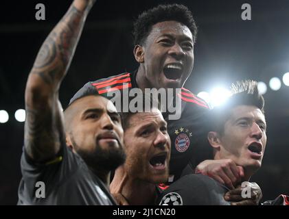 LONDRA, INGHILTERRA - 7 MARZO 2017: Arturo Vidal (L), David Alaba (TOP) e Xabi Alonso (C) festeggiano con Robert Lewandowski (R) dopo aver segnato un gol durante la seconda tappa della partita UEFA Champions League Round del 16 tra Arsenal FC e Bayern Munchen all'Emirates Stadium. Copyright: Cosmin Iftode/Picstaff Foto Stock