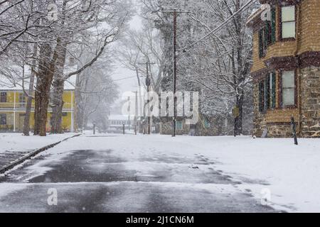 Strada vuota con neve sulla storica Hugenot Street a New Paltz, NY Foto Stock