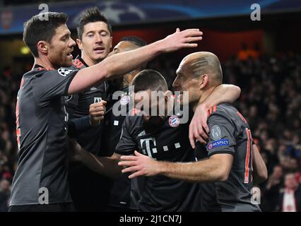 LONDRA, INGHILTERRA - 7 MARZO 2017: Xabi Alonso (L) si congratula con Arjen Robben di Bayern dopo aver segnato un gol durante la seconda tappa del torneo UEFA Champions League Round del 16 tra l'Arsenal FC e il Bayern Munchen all'Emirates Stadium. Copyright: Cosmin Iftode/Picstaff Foto Stock