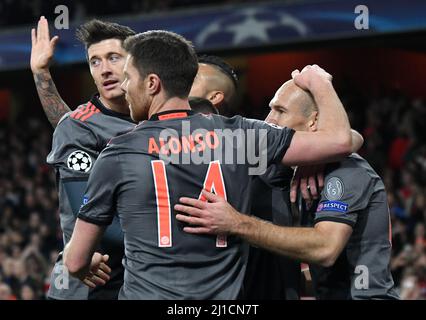 LONDRA, INGHILTERRA - 7 MARZO 2017: Xabi Alonso (L) si congratula con Arjen Robben di Bayern dopo aver segnato un gol durante la seconda tappa del torneo UEFA Champions League Round del 16 tra l'Arsenal FC e il Bayern Munchen all'Emirates Stadium. Copyright: Cosmin Iftode/Picstaff Foto Stock