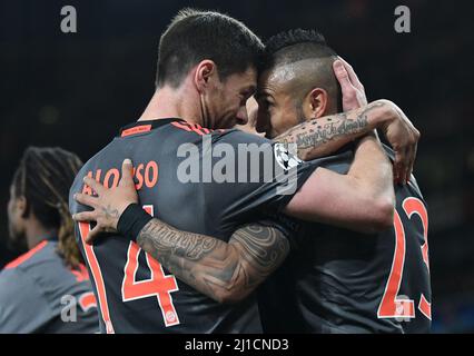 LONDRA, INGHILTERRA - 7 MARZO 2017: Arturo Vidal di Bayern si è congratulato con Xabi Alonso (L) dopo aver segnato un gol durante la seconda tappa della UEFA Champions League Round del 16 tra l'Arsenal FC e il Bayern Munchen all'Emirates Stadium. Copyright: Cosmin Iftode/Picstaff Foto Stock