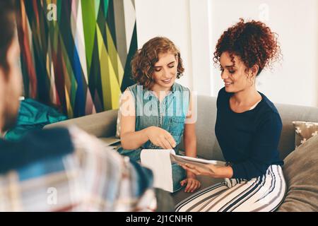 Esaminiamo ulteriormente questo aspetto. Foto di un gruppo di progettisti che hanno una discussione in un ufficio. Foto Stock