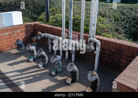 Taplow, Buckinghamshire, Regno Unito. 24th marzo 2022. Un distributore di benzina esso nel Buckinghamshire. Nonostante il piccolo taglio della tassa sul carburante di 5 pence per litro annunciato ieri dal Cancelliere Rishi Sunak nella dichiarazione di primavera, è ancora costare agli automobilisti quasi £100 per riempire un serbatoio di benzina. Credit: Maureen McLean/Alamy Live News Foto Stock