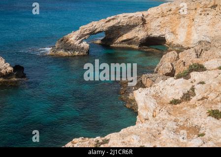 vista sul ponte degli amanti sulla riva con rocce a ayia napa Foto Stock