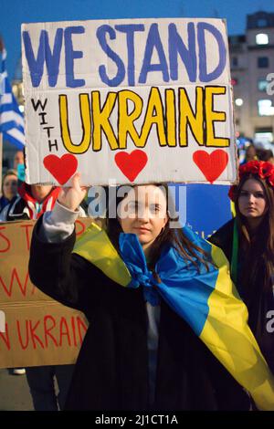 Ucraino che chiede la pace, proteste per PORRE FINE al mese dell'invasione russa in #Ucraina, Trafalgar Square, Londra, Regno Unito - 24 MARZO 2022. Foto Stock