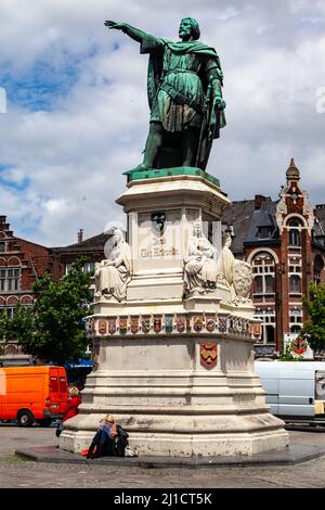 Un colpo verticale della statua di Jacob van Artevelde a Gand, Belgio Foto Stock