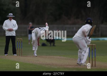 DURHAM CITY, REGNO UNITO. MAR 24TH. Oliver Gibson del bowling di Durham durante la partita di pre-stagione tra Durham MCCU e Durham County Cricket Club all'ippodromo di Durham City giovedì 24th marzo 2022. (Credit: Mark Fletcher | MI News) Credit: MI News & Sport /Alamy Live News Foto Stock