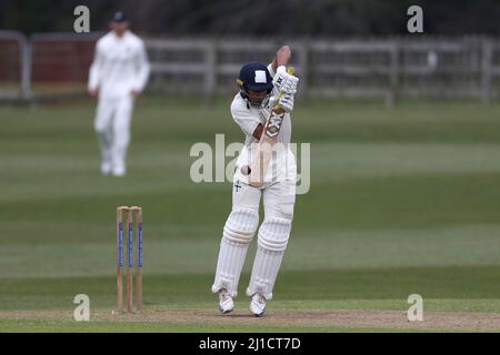 DURHAM CITY, REGNO UNITO. MAR 24TH. Nikhil Gorantla della Durham University batte durante la partita di corsa pre-stagione tra il Durham MCCU e il Durham County Cricket Club all'ippodromo di Durham City giovedì 24th marzo 2022. (Credit: Mark Fletcher | MI News) Credit: MI News & Sport /Alamy Live News Foto Stock