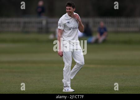 DURHAM CITY, REGNO UNITO. MAR 24TH. Paul Coughlin di Durham durante la partita di Pre Season amichevole tra Durham MCCU e Durham County Cricket Club all'ippodromo di Durham City giovedì 24th marzo 2022. (Credit: Mark Fletcher | MI News) Credit: MI News & Sport /Alamy Live News Foto Stock