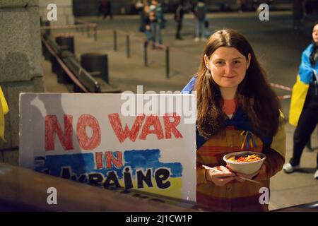 Ucraino che chiede la pace, proteste per PORRE FINE al mese dell'invasione russa in #Ucraina, Trafalgar Square, Londra, Regno Unito - 24 MARZO 2022. Foto Stock