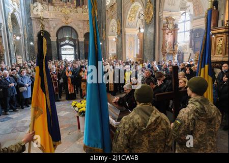 Lviv, Ucraina. 24th Mar 2022. Cerimonia funeraria del tenente maggiore Igor Fedorchik, ucciso da un bombardamento russo nella città di New Kahovka. La Russia ha invaso l'Ucraina il 24 febbraio 2022, scatenando il più grande attacco militare in Europa dalla seconda guerra mondiale Oltre 3 milioni di ucraini hanno già lasciato il paese e la storica città portuale di Odessa è sotto la minaccia di bombardamenti da parte delle forze russe. Credit: SOPA Images Limited/Alamy Live News Foto Stock