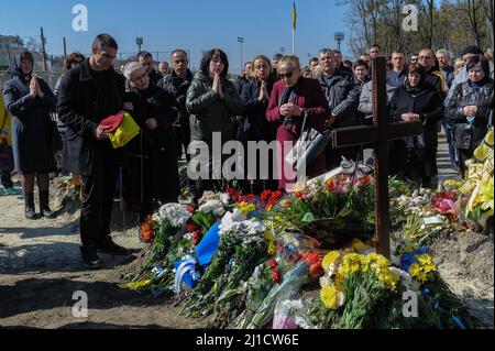 Lviv, Ucraina. 24th Mar 2022. Cerimonia funeraria del tenente maggiore Igor Fedorchik, ucciso da un bombardamento russo nella città di New Kahovka. La Russia ha invaso l'Ucraina il 24 febbraio 2022, scatenando il più grande attacco militare in Europa dalla seconda guerra mondiale Oltre 3 milioni di ucraini hanno già lasciato il paese e la storica città portuale di Odessa è sotto la minaccia di bombardamenti da parte delle forze russe. Credit: SOPA Images Limited/Alamy Live News Foto Stock