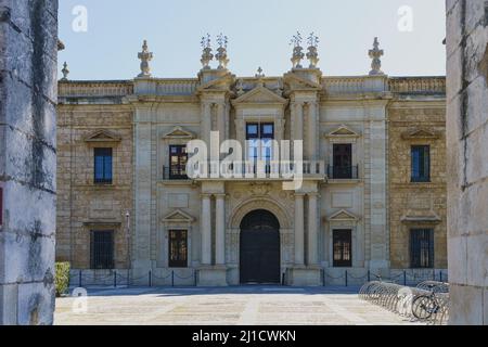 Facciata della fabbrica reale di tabacco di Siviglia in Andalusia, Spagna Foto Stock