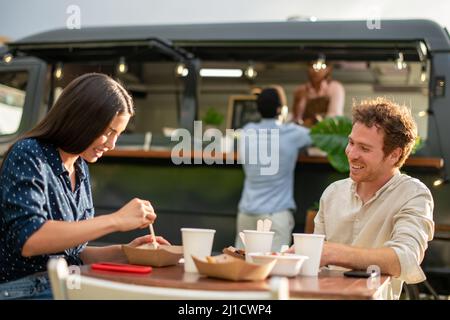 Una giovane coppia che ha fatto colazione in un caffè Foto Stock
