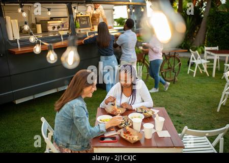 Gruppo di amici che hanno pic-nic Foto Stock