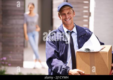 Arriva sempre in orario. Shot di un corriere che effettua una consegna a un cliente sorridente. Foto Stock