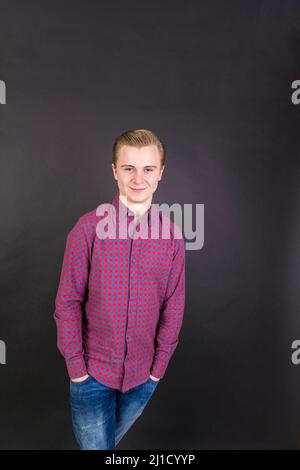 Ritratto di carino sedicenne ragazzo in studio Foto Stock