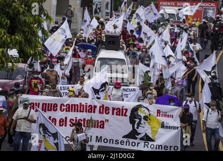 San Salvador, El Salvador. 24th Mar 2022. La gente canta slogan durante una processione alla cattedrale di San Salvador. Il 24th 1980 marzo l'arcivescovo Oscar Romero fu assassinato da squadre di morte presiedendo una messa commemorativa nella cappella Divina Providencia. Credit: SOPA Images Limited/Alamy Live News Foto Stock