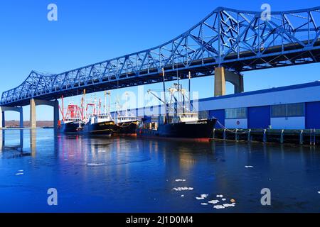 FALL RIVER, ma –5 MAR 2022- Vista del Museo Marittimo a Battleship Cove in Fall River, Massachusetts, un monumento commemorativo di guerra con nave navale della seconda Guerra Mondiale Foto Stock