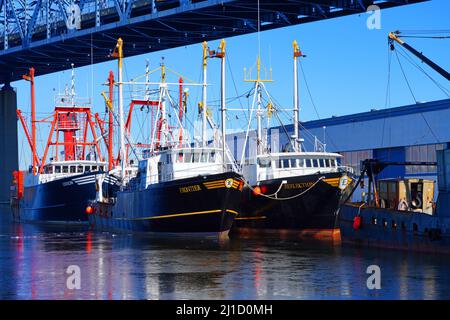 FALL RIVER, ma –5 MAR 2022- Vista del Museo Marittimo a Battleship Cove in Fall River, Massachusetts, un monumento commemorativo di guerra con nave navale della seconda Guerra Mondiale Foto Stock