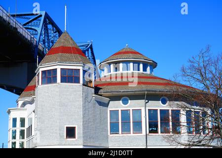 FALL RIVER, ma –5 MAR 2022- Vista del Museo Marittimo a Battleship Cove in Fall River, Massachusetts, un monumento commemorativo di guerra con nave navale della seconda Guerra Mondiale Foto Stock