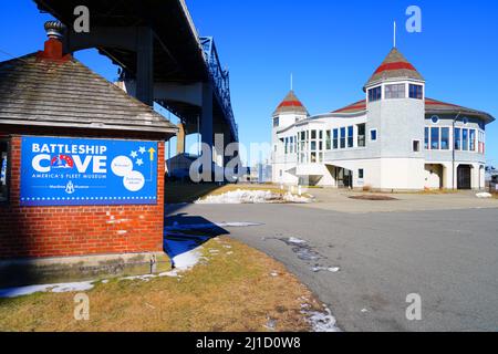 FALL RIVER, ma –5 MAR 2022- Vista del Museo Marittimo a Battleship Cove in Fall River, Massachusetts, un monumento commemorativo di guerra con nave navale della seconda Guerra Mondiale Foto Stock