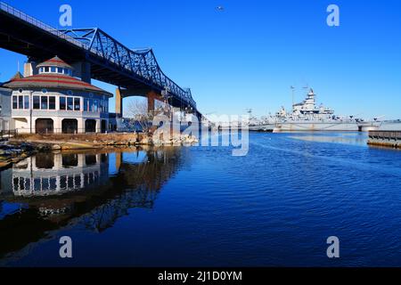 FALL RIVER, ma –5 MAR 2022- Vista del Museo Marittimo a Battleship Cove in Fall River, Massachusetts, un monumento commemorativo di guerra con nave navale della seconda Guerra Mondiale Foto Stock